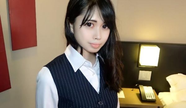 今话题の税○署勤务の美脚美女