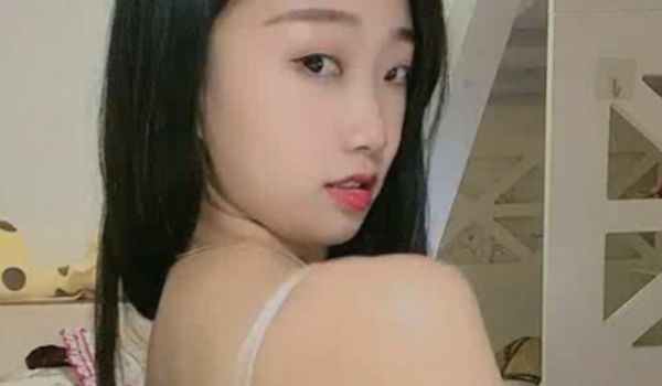 主播首场露奶骚舞诱惑