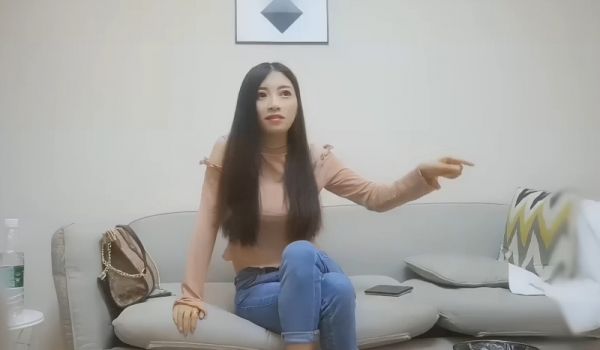 约了个牛仔裤妹子，近距离特写掰穴椅子上跪着猛操