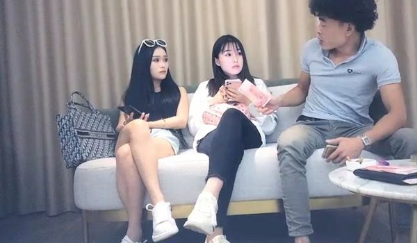 一次叫了两个妹子，本以为可以双飞