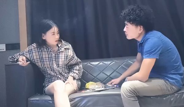 4000约很漂亮的00后小美女，被大鸡巴直接怼哭