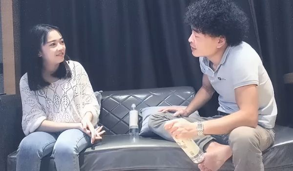 约了个肉肉身材甜美妹子聊聊天抬腿侧入猛操