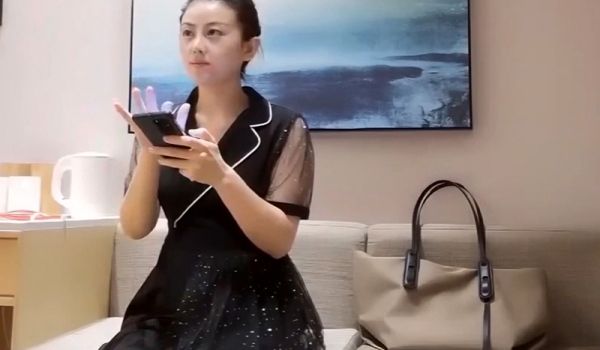 小伙直播问网友这女孩子行吗