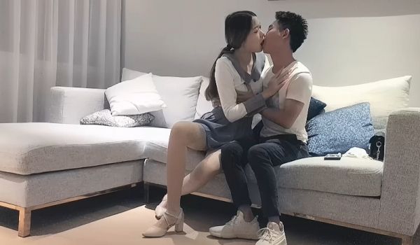 约了个长腿短裙妹子，操翘屁股口交站立后人抽插猛操