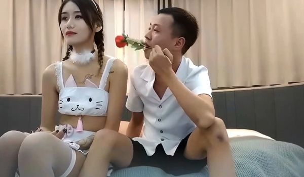 约了个长相清纯扎着两个辫子萌妹啪啪