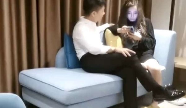 夜色精品探花约了个黑衣眼镜苗条性感妹子啪啪