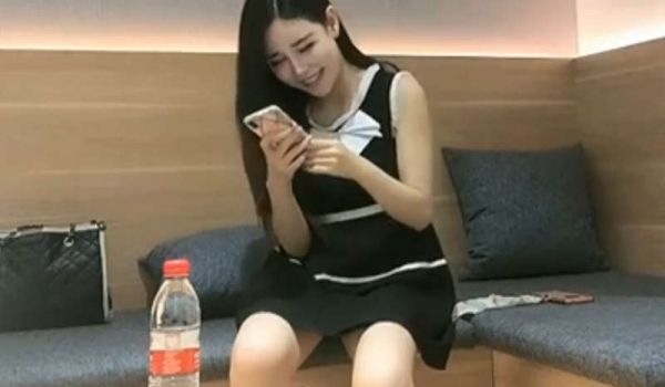高挑骚妹高颜值让人欲罢不能