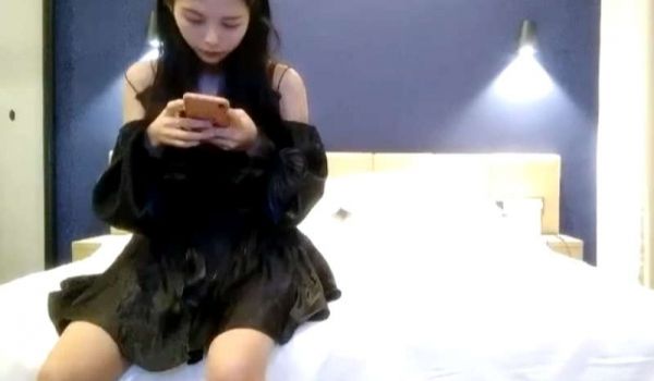 约了个颜值不错苗条妹子，先洗个鸳鸯浴在然后啪啪