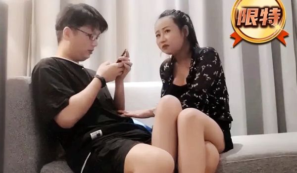约了个巨乳少妇边玩边工作