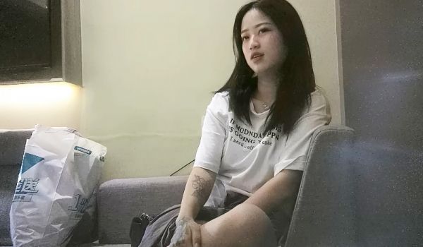 约操清纯一线天小姐姐，外表清纯床上超级骚