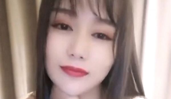 红唇苗条妹子洗完澡和炮友啪啪
