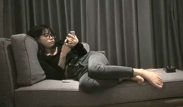 探花满背纹身眼镜妹子，近距离特写口交后入擡腿侧入