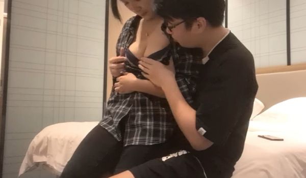 高价网约气质邻家女神，外围小姐姐阴毛好浓密，眼镜