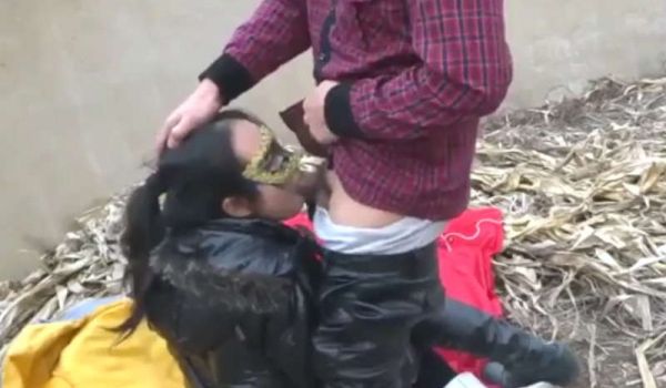 在田间干枯的蓄水池里啪啪