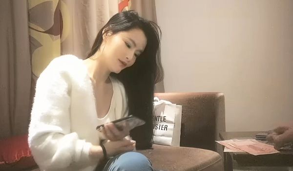 沈先生探花牛仔裤性感美乳妹子，手指扣逼抹上润滑油