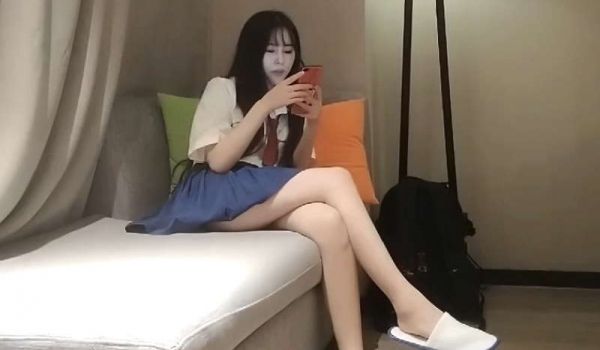 校园清新女神，愿意跟我来上一发真的是死也甘愿