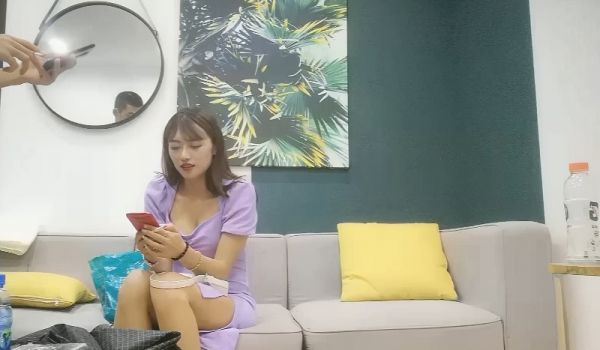 约了个紫衣妹子3P啪啪，情趣装黑丝一前一后口交后