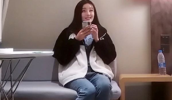 长像清纯的外围小美女，笑起来特别好看