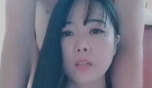 小荡妹两根肉棒一起吃01