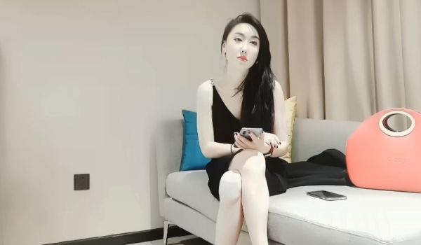 鸭总侦探太子代班黑色长裙性感少妇，口交69姿势舔