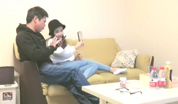 约了个黑帽长相甜美妹子啪啪，特写口交近距离拍摄抽