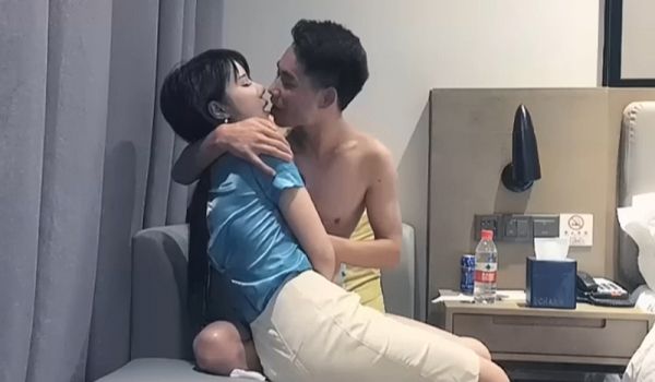 性感高顔值蓝衣妹子，翘起屁股后入猛操呻吟大声
