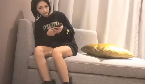 约了个黑色卫衣长腿妹子啪啪，舌吻调情一番再到床上