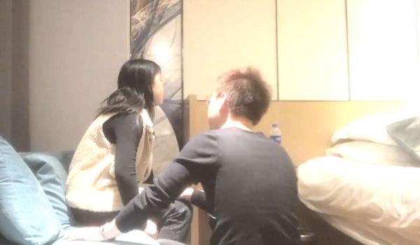 哥在外闯荡江湖，第一次上妹子还要看她脸色