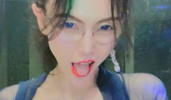 无敌深喉女主播跟着节奏坐地插逼