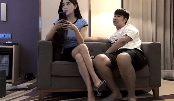 约了个性感高颜值妹子，蹲着口交上位骑乘抽插搞得受