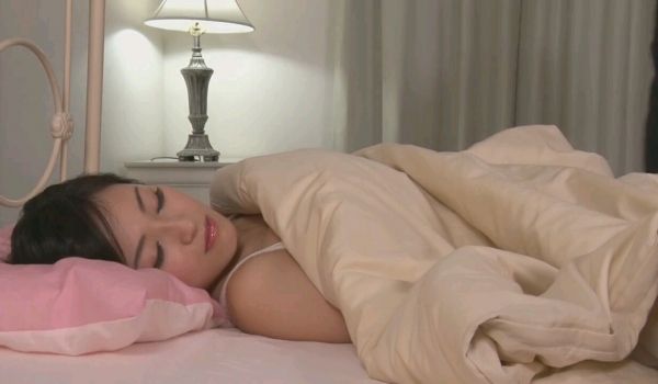 趁嫂子睡着，偷偷翻开被子调戏嫂子，最后被无套插入