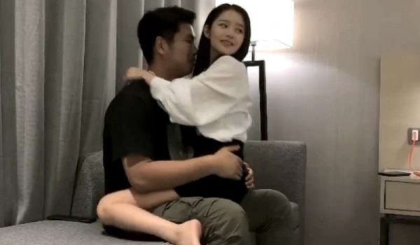 可爱长腿妹，笑起来又甜，看哥推荐的准没错