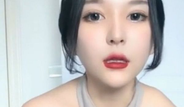 旗袍女神镜头前搔首弄姿