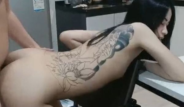 蜜桃臀小骚货很爱扭腰摆臀