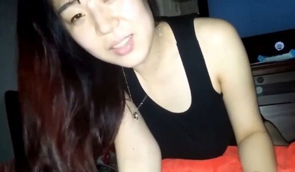 大屌青年的鸡巴都顶到子宫了