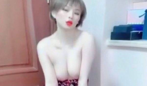 爆乳性感辣妹挑逗跳艳舞