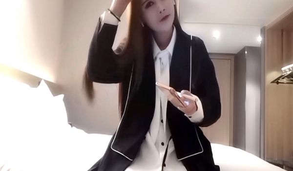 外围小姐姐，近距离偷拍玩弄美艳胴体