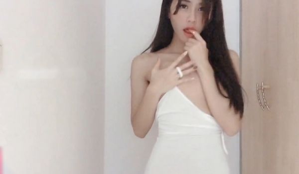 纯白泳装感性脱衣挑逗