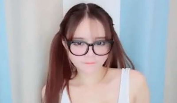 双马尾萌妹露奶性感诱惑