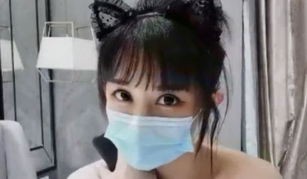 大眼萌妹骚叫“哥哥来操我”