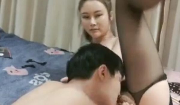 极品美乳女神首约战弯屌粉丝