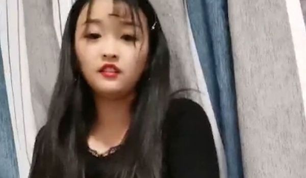 黑丝妹子豪放脱衣求操