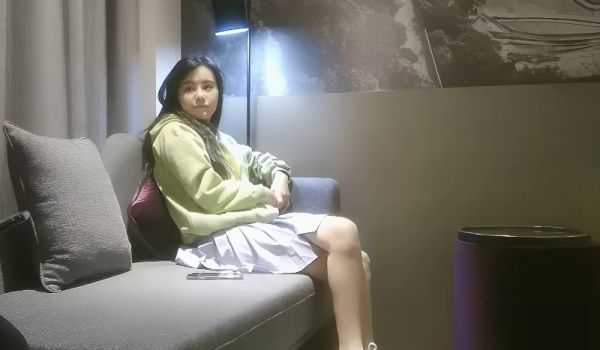 3000约炮清纯学生妹，肤白貌美身材好，美乳耸动