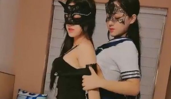 双女情趣装互舔轮流口交乳交非常诱人