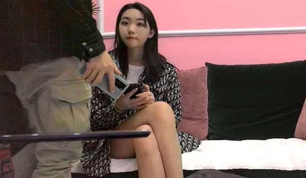 2000约操00后小姐姐，女仆装沙发近景啪啪