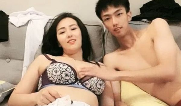 豪乳美女和排骨男激情交战