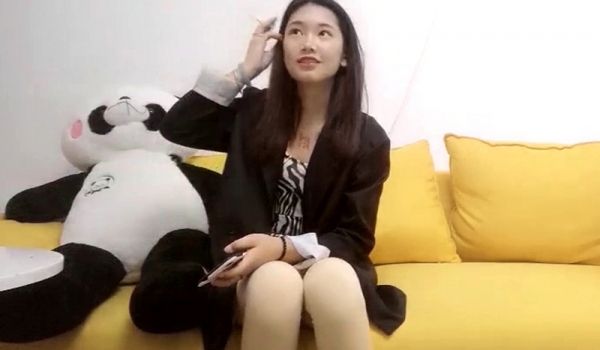深夜场高价网约温婉气质漂亮小姐姐，兄弟3P沙发近