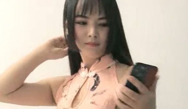 红唇大眼粉色旗袍小姐姐按在床上插