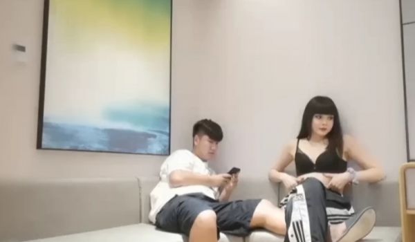 妹子口交上位呻吟娇喘