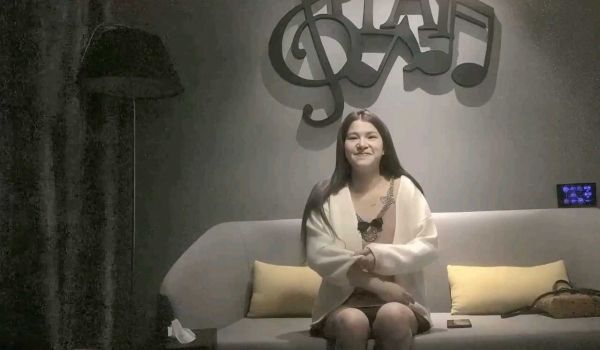 沈先生约吊带裙高颜值萌妹子啪啪，叫声好嗲